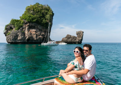 Casal em lua de mel curtindo o passeio com fotógrafo em Phi Phi Tailandia