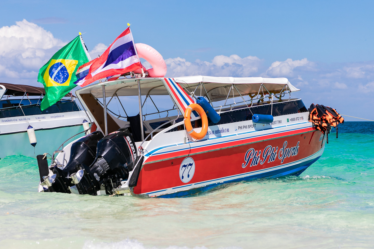 Bandeira do Brasil e da Tailândia em passeio de barco em Phi Phi - one day trip