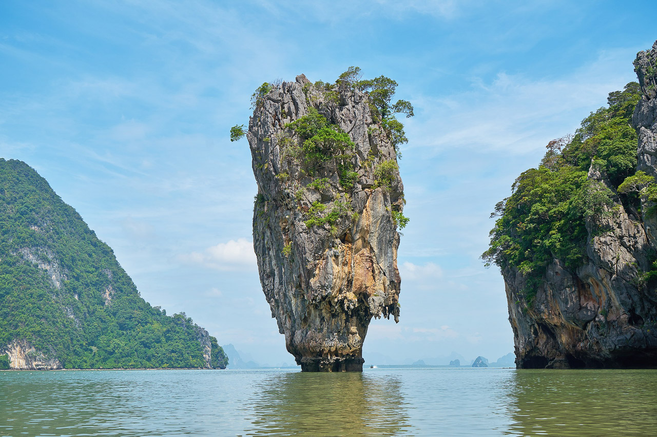 James Bond Island, uma das paisagens mais famosas da Tailândia, que fica no mesmo arquipélago que o cinema flutuante na Tailândia