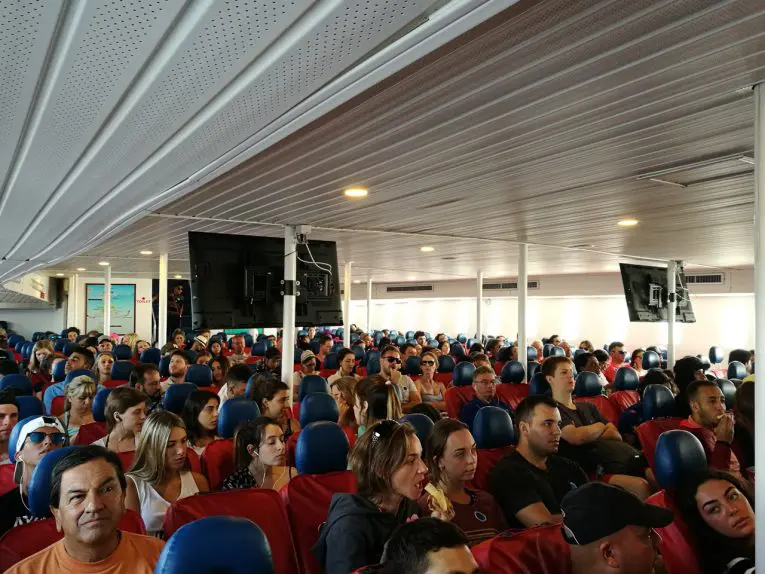 Ferry de Phuket a Phi Phi em alta temporada.