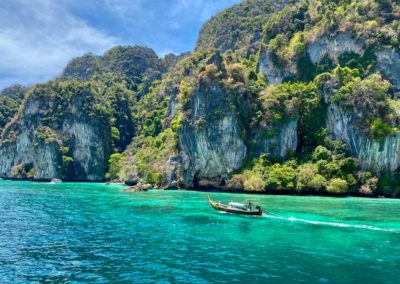 Longtail boat e as belezas de Phi Phi durante os passeios