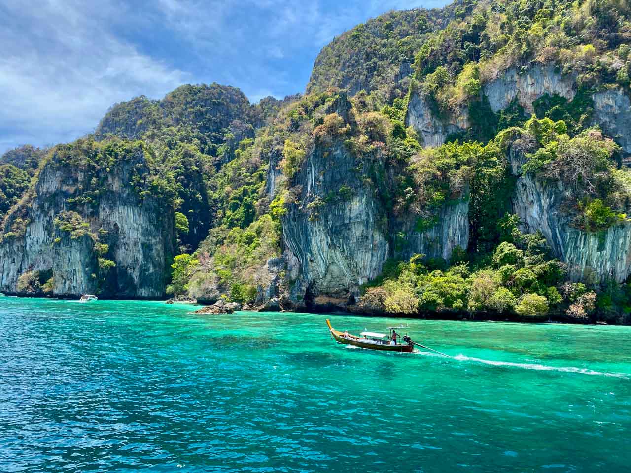 As falésias e águas azul esverdeadas de Koh Phi Phi na Tailândia. 