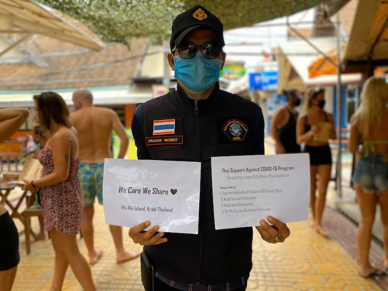 Policial tailandês mostrando solidariedade à pandemia. 