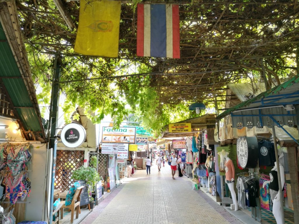 Ruas do centrinho de Phi Phi, um dos lugares para compras, restaurantes, bares e comércio da ilha