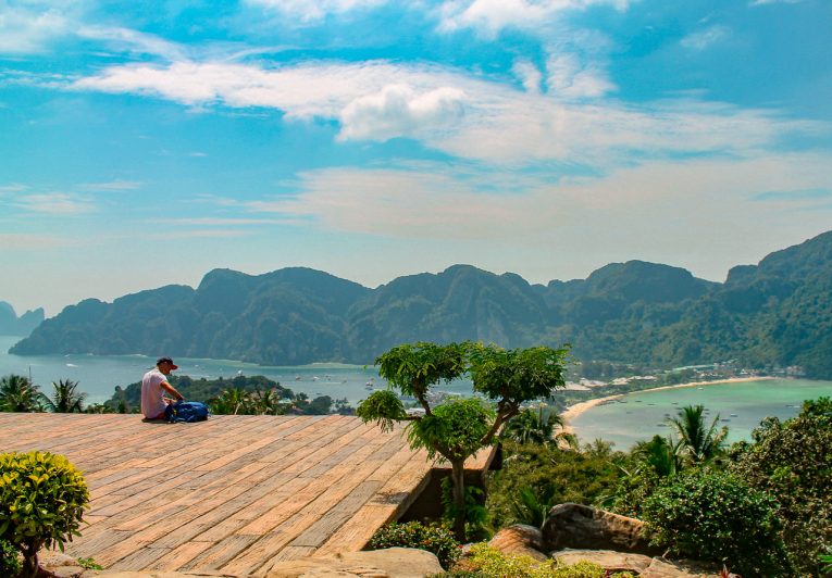 Viewpoint de Phi Phi, vazio, aguardando os turistas retornarem para mostrar suas belezas. 