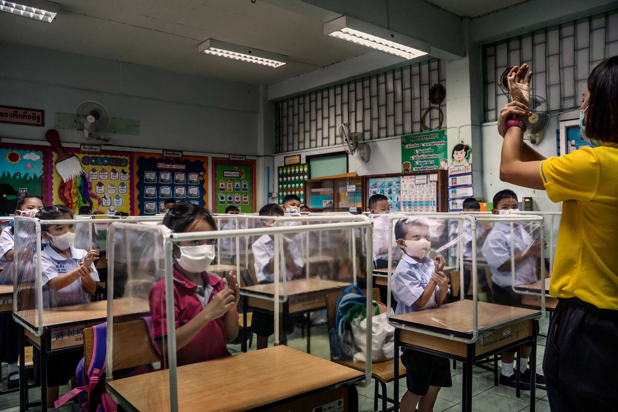 Alunos tailandeses em sala de aula adaptada para evitar o COVID-19.