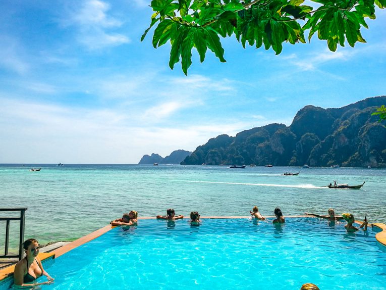Piscina aberta do Phi Phi Don Chukit resort, um dos lugares para relaxar numa tarde na ilha
