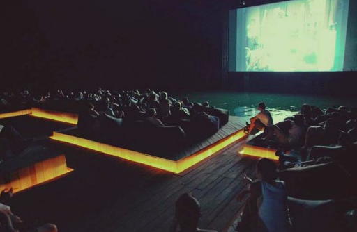 Cinema flutuante na Tailândia