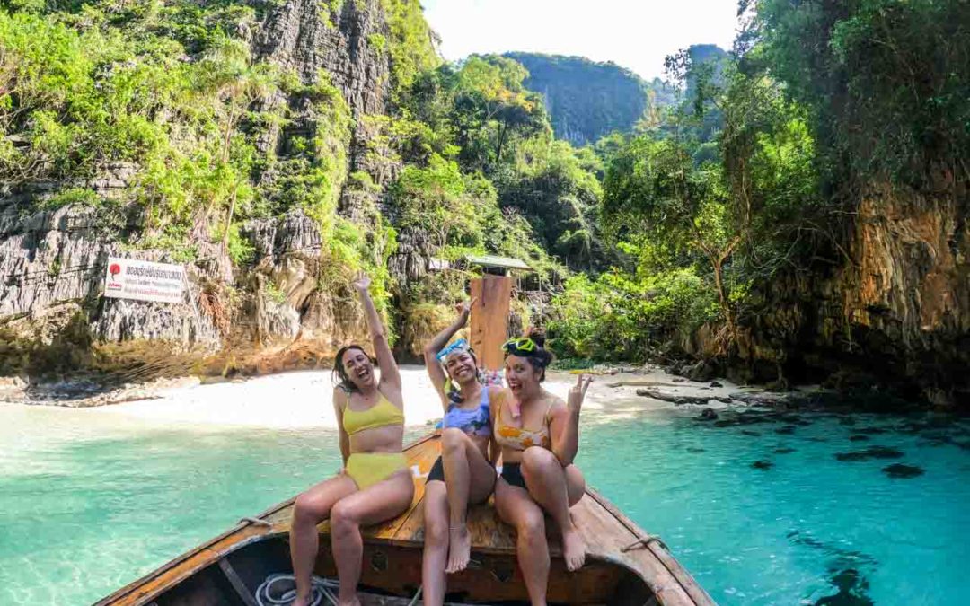 Como foi o passeio de longtail boat privativo em Phi Phi da Júlia e seus amigos
