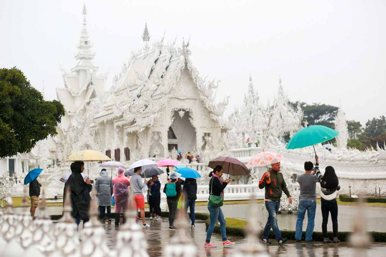 O famoso templo branco em Chiang Rai na Tailândia. Saiba qual a melhor época para visitar a Tailândia e evite isso!