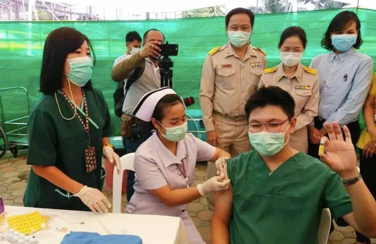 Início da vacinação na Tailândia para profissionais da saúde e idosos. 