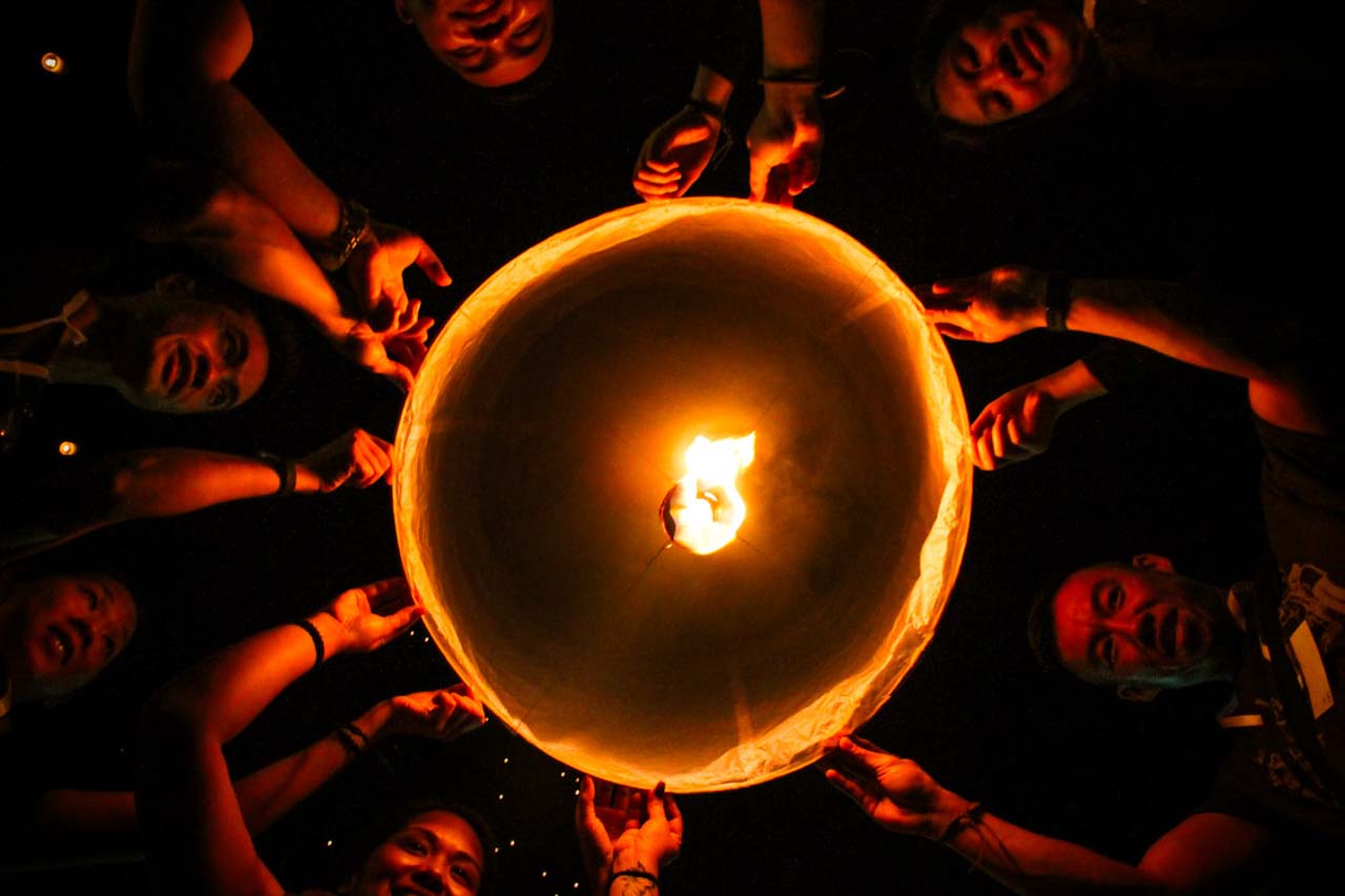 Tailandeses curtindo o Festival das Lanternas na Tailândia