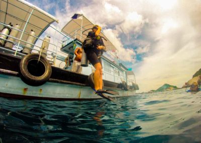 Curso de Mergulho em Koh Tao Tailândia - pulando do barco