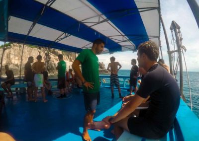 Mergulho em Koh Tao Tailândia - briefing em português no barco com instrutor brasileiro