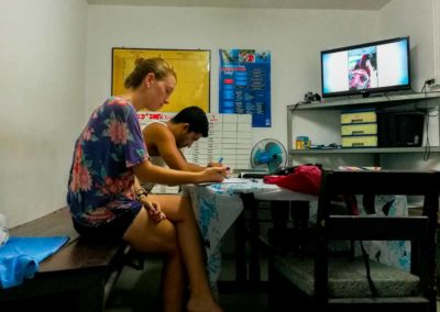 Curso de Mergulho em Koh Tao Tailândia - estudando a parte teórica antes da prova