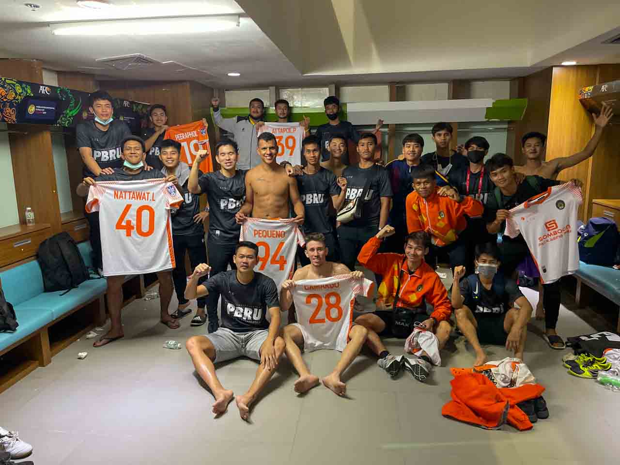 Camargo e sua equipe de futsal na Tailândia.