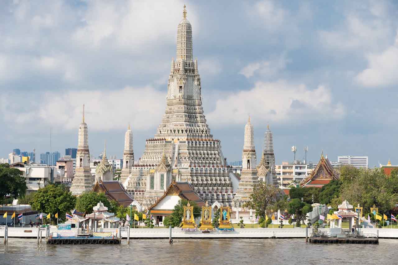 Templo Wat Arun em Bangkok na Tailândia. 