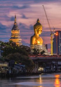 O templo do Buda imenso: Wat Paknam.