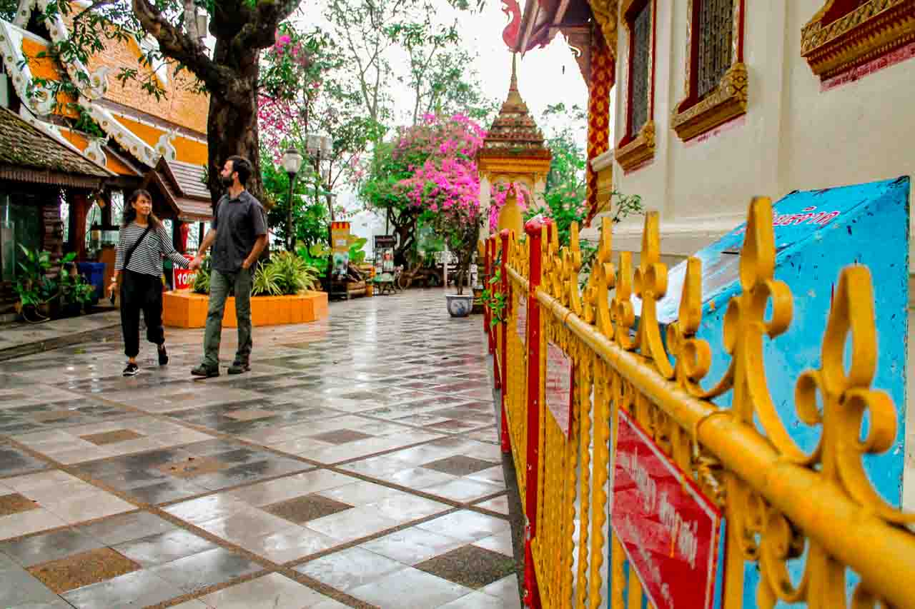 Passeio pelo templo de Doi Suthep em Chiang Mai, pensando que a Tailândia reabrirá em janeiro