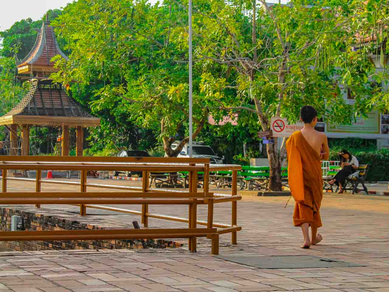 Monges no Wat Chedi Luang, templo de Chiang Mai na Tailândia. 