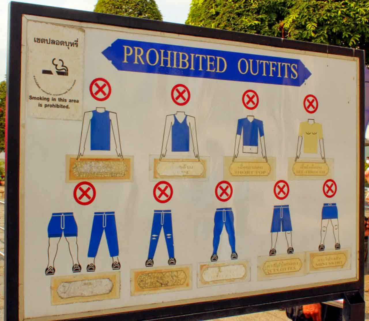 Quadro informativo que fica em frente aos templos e mostra as regras de vestimenta. 