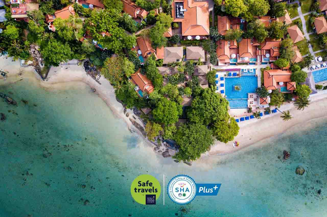 O luxuoso hotel Renaissance Koh Samui Resort & Spa visto de cima na Tailândia com drone pós pandemia