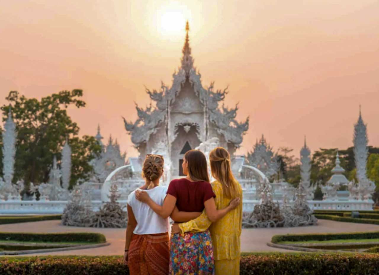 Penteado muda todo o look na sua foto em templo da Tailândia. 