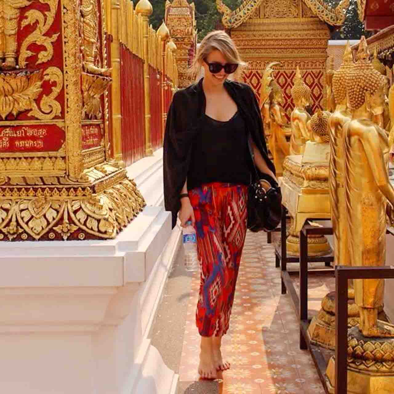 Tirar os sapatos é regra básica para vestir quando visitar os templos na Tailândia. 