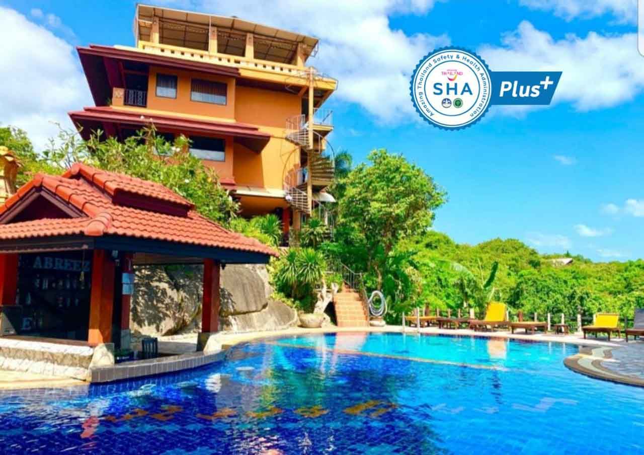 Área da piscina do Sea Breeze Resort em Koh Phangan, um dos hotéis SHA na Tailândia