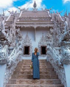 Vestido longo é uma dica do que vestir quando visitar os templos da Tailândia.
