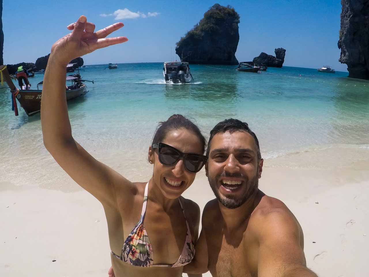 Dani e o namorado curtindo a Nuy Bay vazia durante o One Day Trip. 
