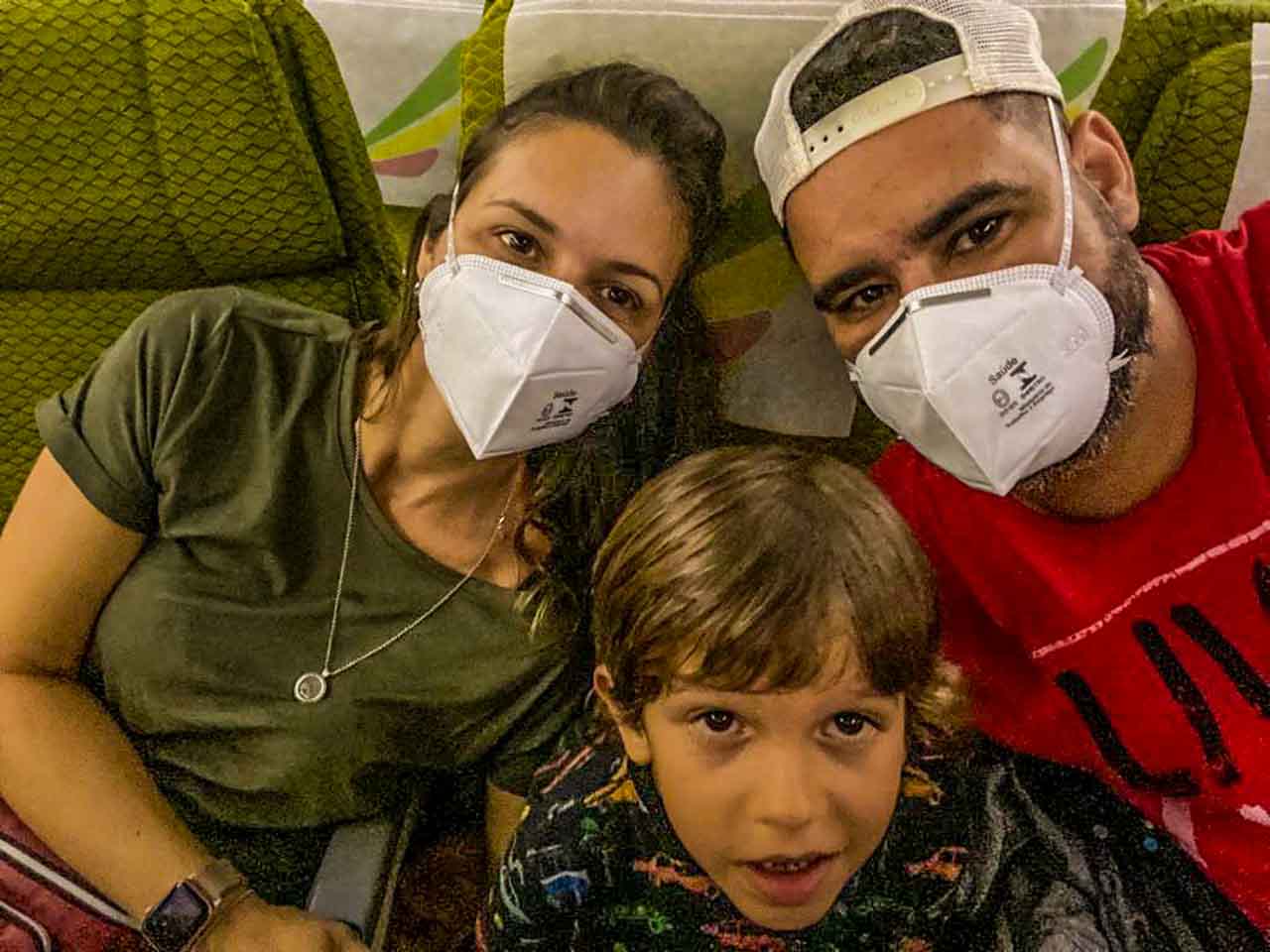 Família viajando para a Tailândia durante a pandemia do coronavírus e programa Sandbox em Phuket