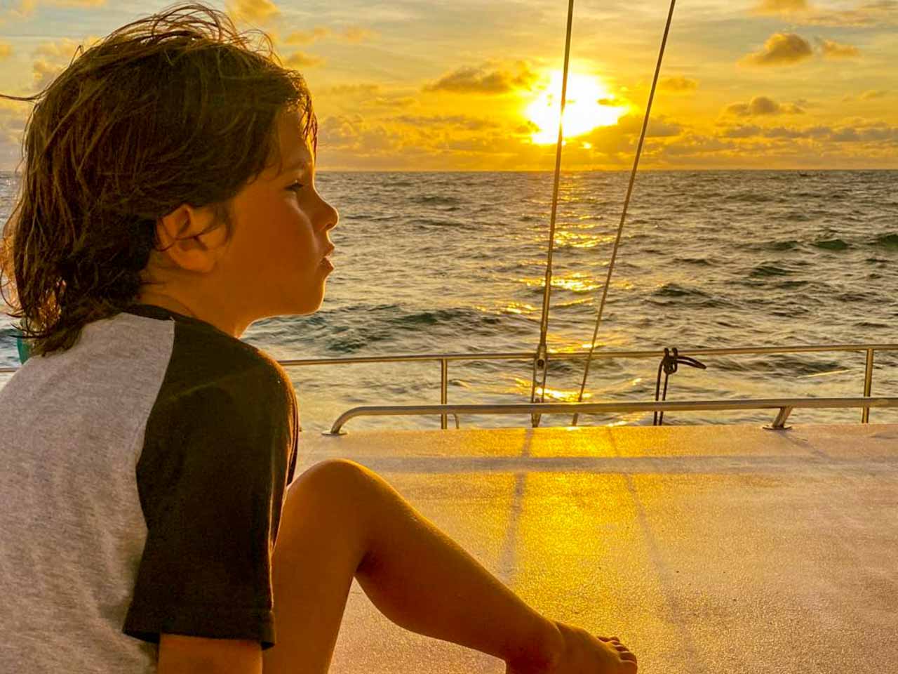 Leo curtindo o visual maravilhoso de um pôr do sol em alto mar em Phuket.