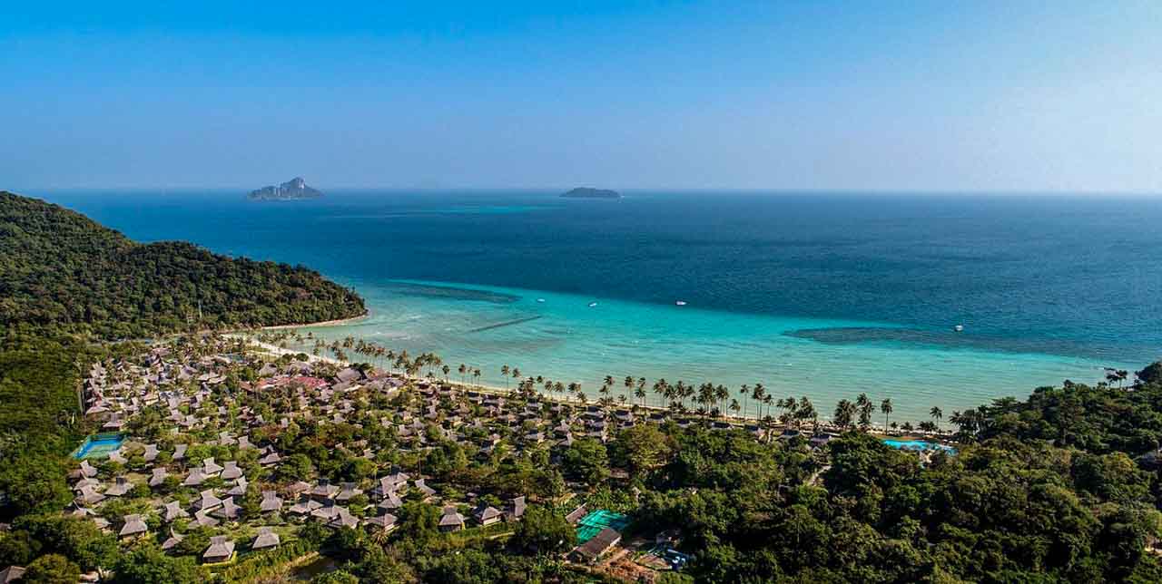 Praia paradisíaca de Loh Ba Kao em Phi Phi Islands na Tailândia. Esta é a praia do famoso Saii Phi Phi Island Village