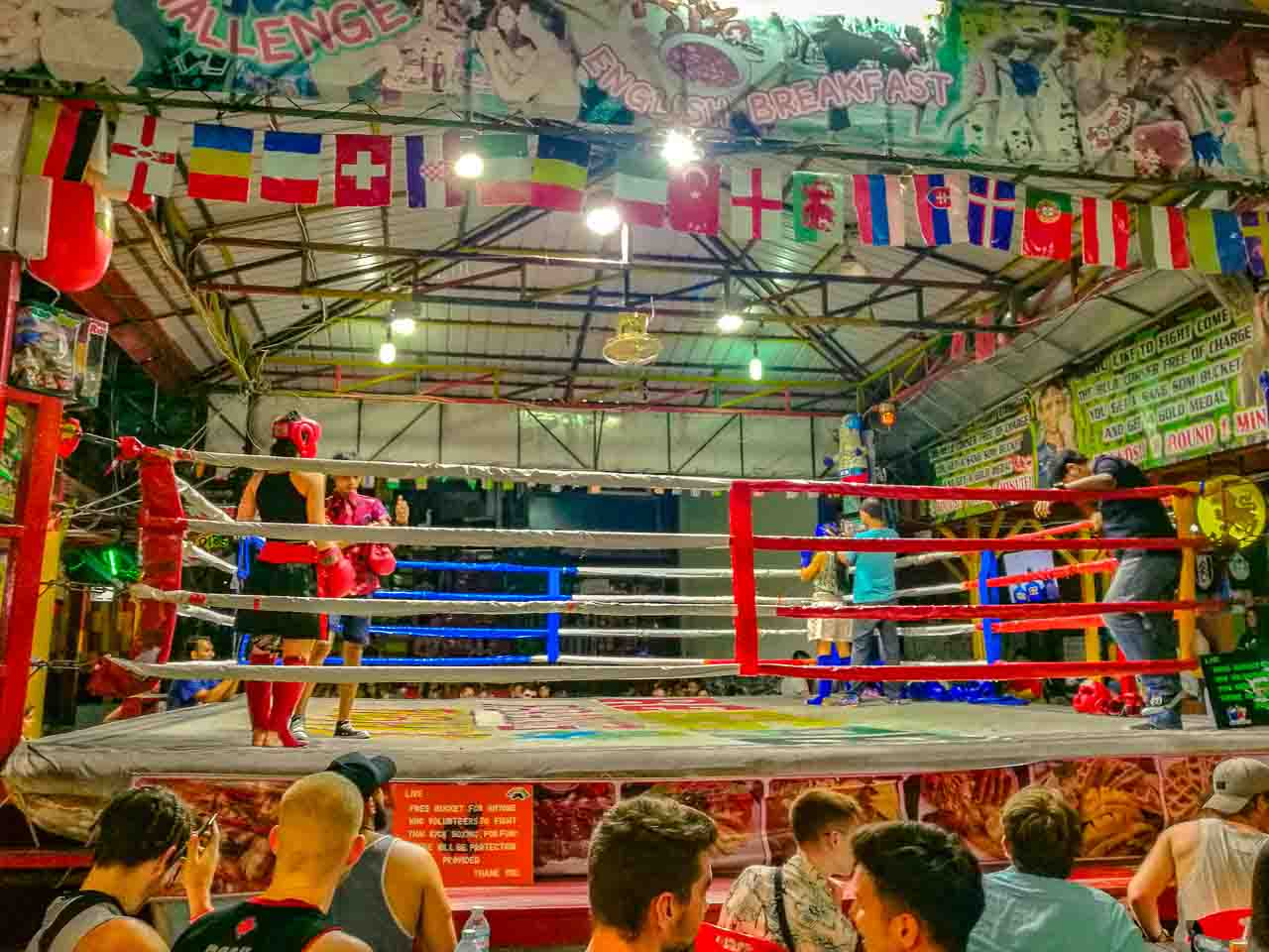 Ringue do Reggae Bar Phi Phi, onde acontecem as lutas de Muay Thai entre os turistas