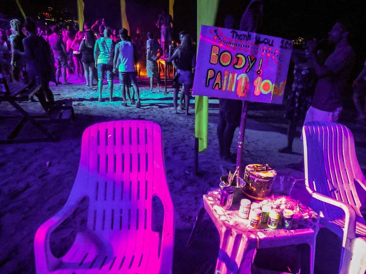 Festa na praia de Loh Dalum, uma das ilhas mais badaladas da Tailândia.