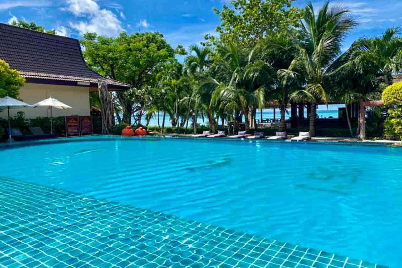 Piscina do Phi Phi Vila Resort nas ilhas Phi Phi, Tailandia