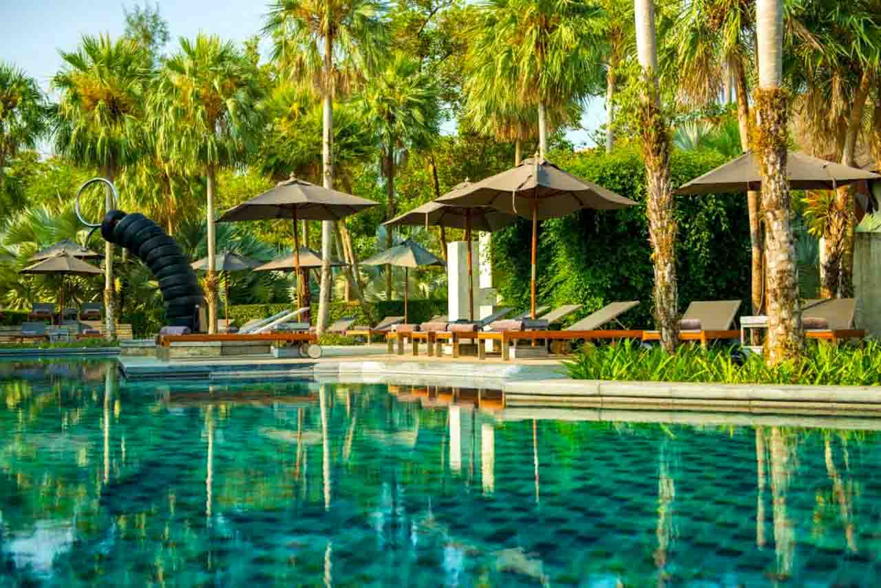 É exatamente por isso que recomendo reservar um hotel com piscina em Phuket. 