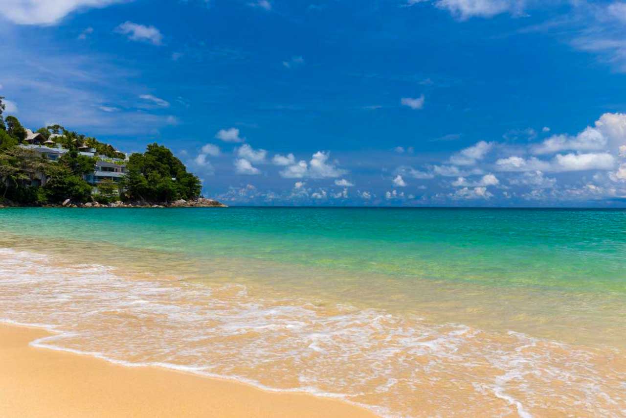 Praia de frente do Burasari Phuket Resort & SPA em Patong beach na Tailândia. 