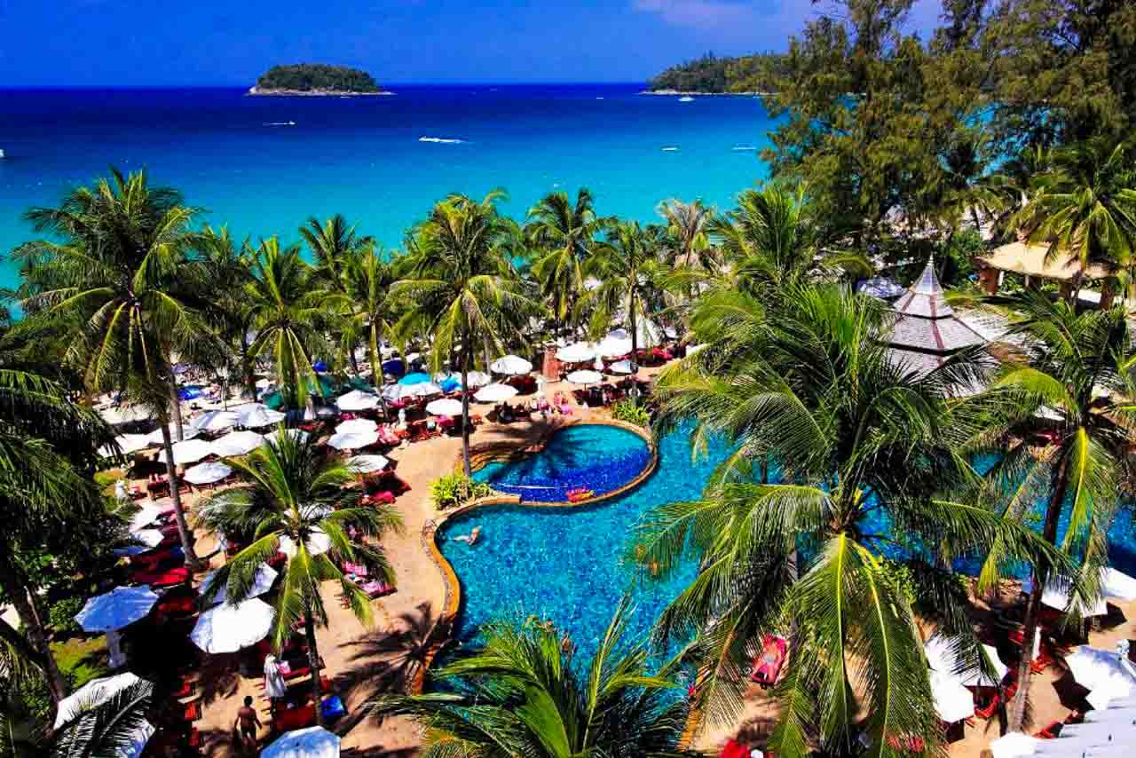 Resort com piscina de frente para o mar em Phuket na Tailândia: Beyond Resort Kata.