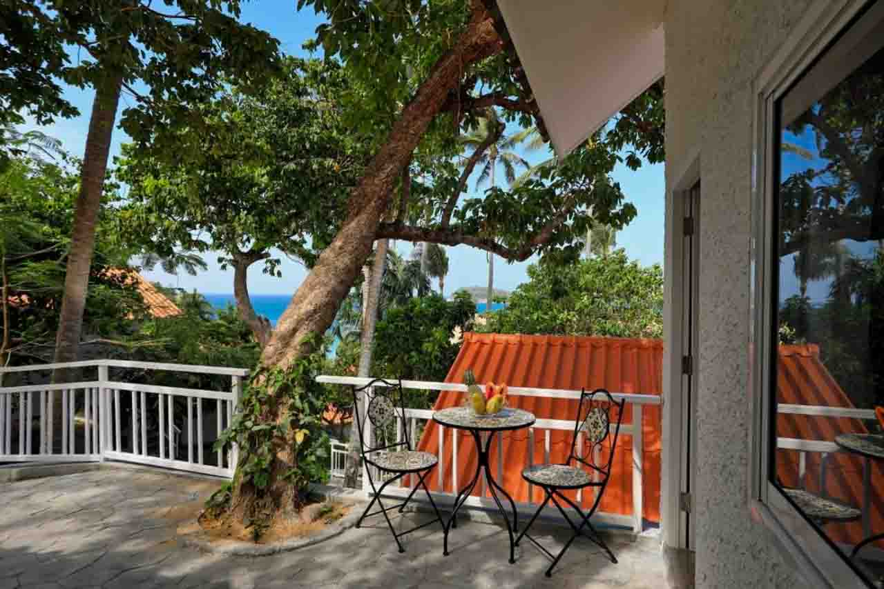 A varanda gostosinha do Kata White Villas, uma das dicas de onde ficar em Phuket na Tailândia
