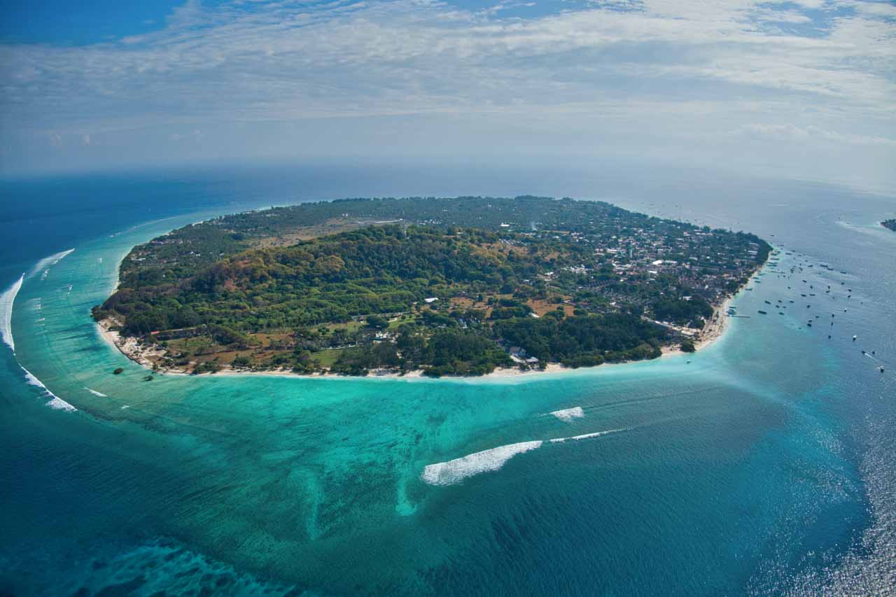 Vista de drone de Gili Trawangan, a ilha mais balada das Gili Islands perto de Lombok, Indonésia - passeio para Gili Islands