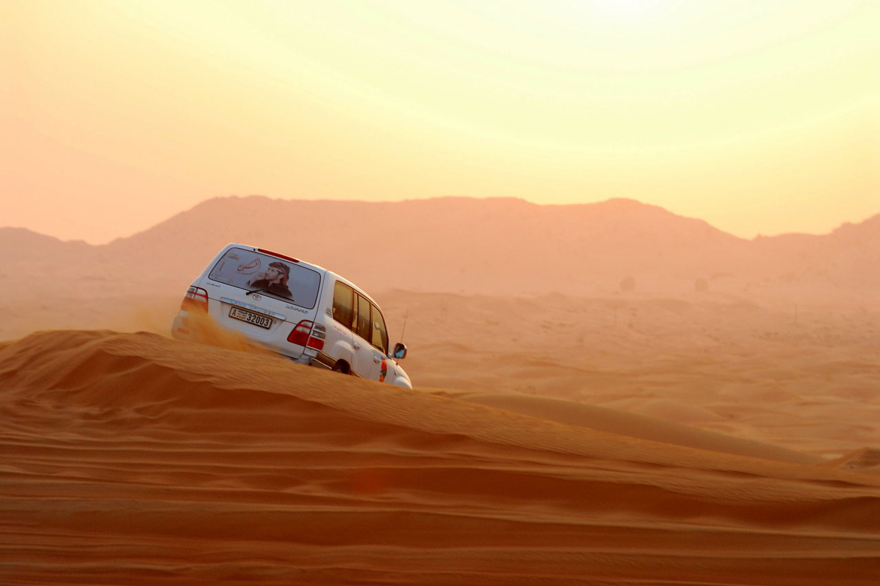 Safari pelo deserto em Dubai - Jeep 4x4 fazendo manobras nas dunas dos Emirados Árabes pelo Desert Safari - passeios em Dubai