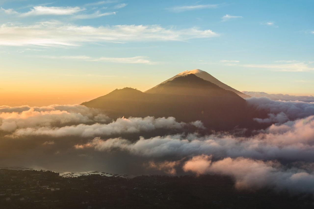 Nascer do sol com caminhada no Monte Batur, um vulcão de Bali, Indonesia