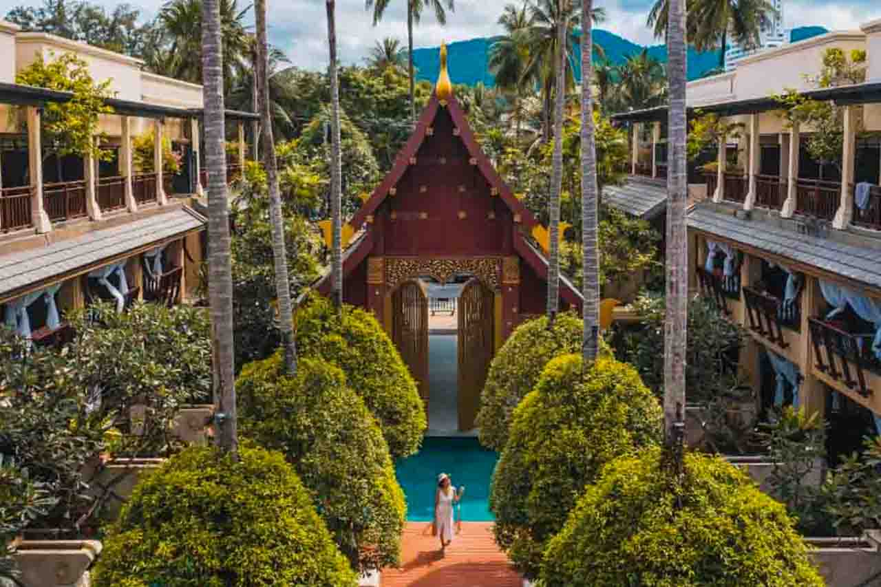 Burasari Phuket Resort & Spa Hotel com decoração moderna e típica tailandesa misturada.
