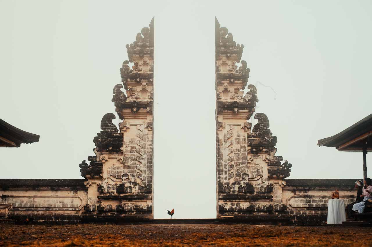 Pura Lempuyang templo - Bali, Indonesia - um dos templos famosos de Bali, com o Gate to Heaven e o vulcão Agung ao fundo - passeio pelos lugares de Instagram em Bali
