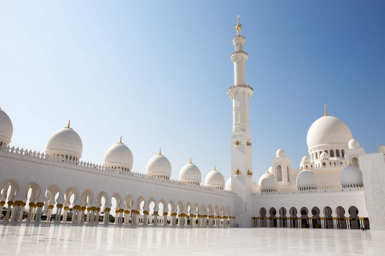 Visitando a mesquita Sheikh Zayed Grand Mosque no city tour em Abu Dhabi saindo de Dubai, nos Emirados Árabes