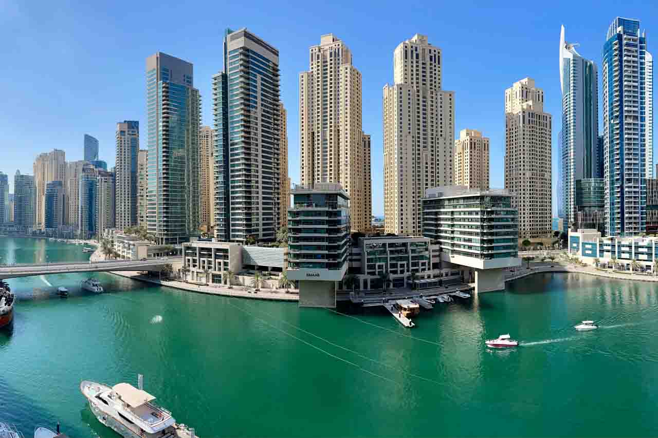 Visitando a Dubai Marina com o passeio de barco em Dubai e passando pelas principais atrações da cidade
