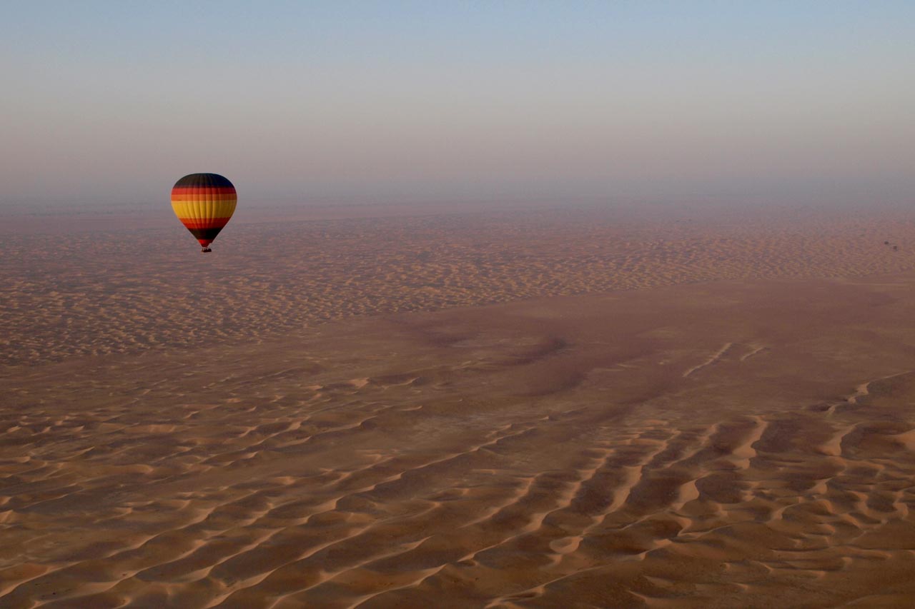 Passeio de balão em Dubai, sobrevoando o deserto ao amanhecer com as dunas e vista panorâmica