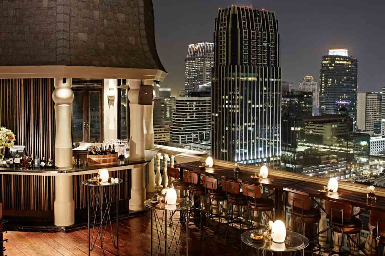 O sky bar The Speakeasy Rooftop Bar na capital da Tailândia